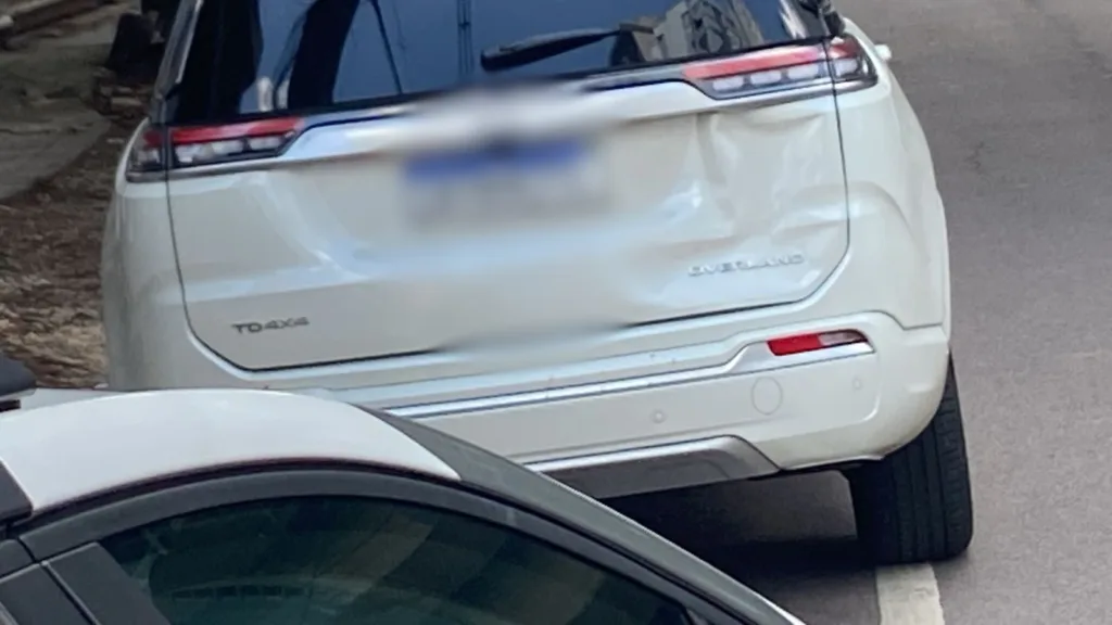 Idosa foi arremessada contra essa caminhonete 