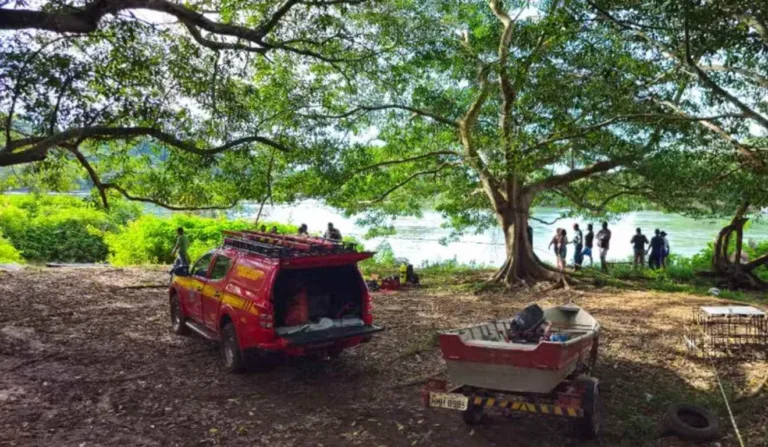 Mãe e avó tentam salvar criança de 4 anos mas todos morrem afogados em rio