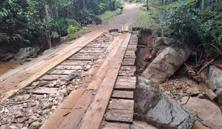 ponte em risco de desabamento em morretes
