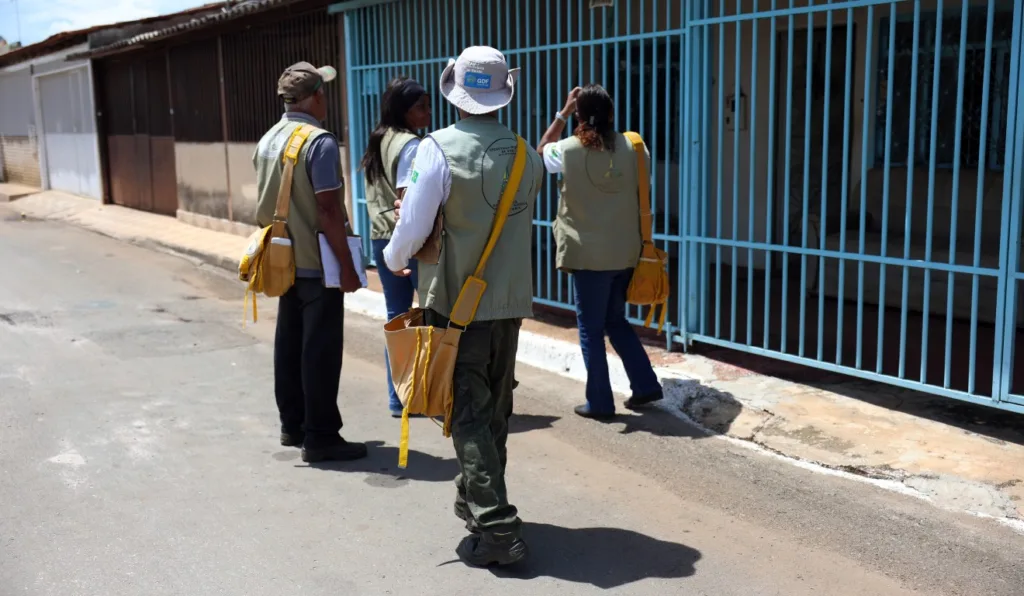 Fiscais de focos de dengue