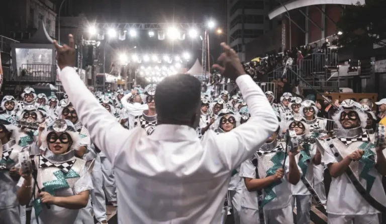 Conheça a Mocidade Azul, maior campeã do Carnaval de Curitiba.