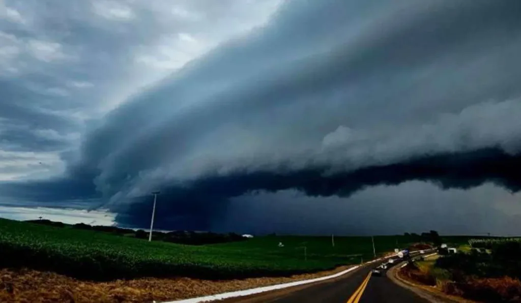Imagem mostrando nuvens carregadas e céu escuro, simbolizando a previsão de tempestades no Paraná.