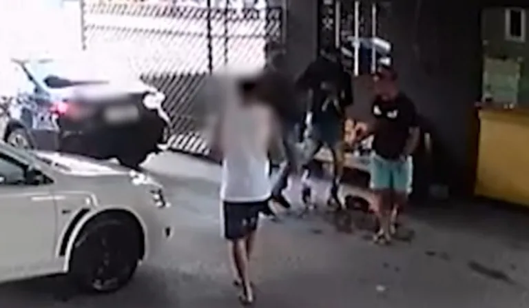 Imagem de câmera de segurança de homem sendo executado em lava car; primo de Léo Pereira é suspeito do crime