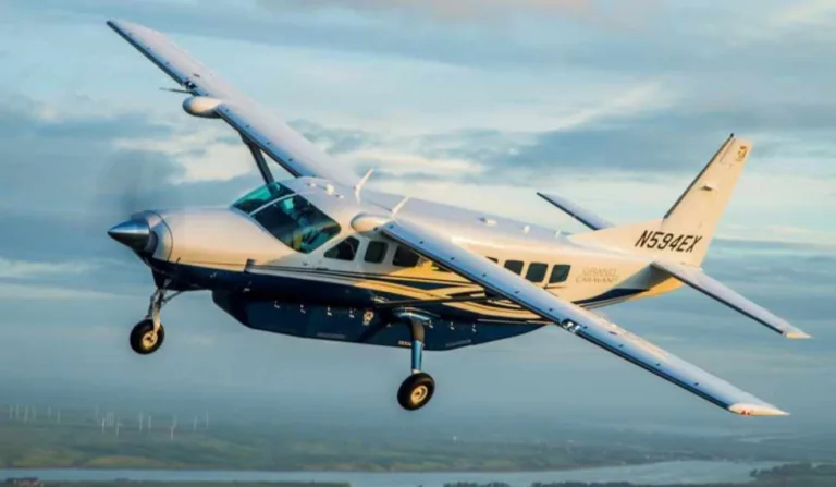 Avião com 10 pessoas a bordo desaparece e mobiliza autoridades