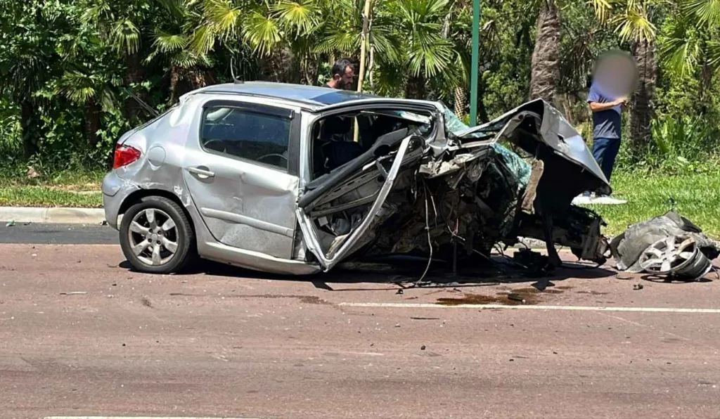 carro após bater em poste e perder o motor
