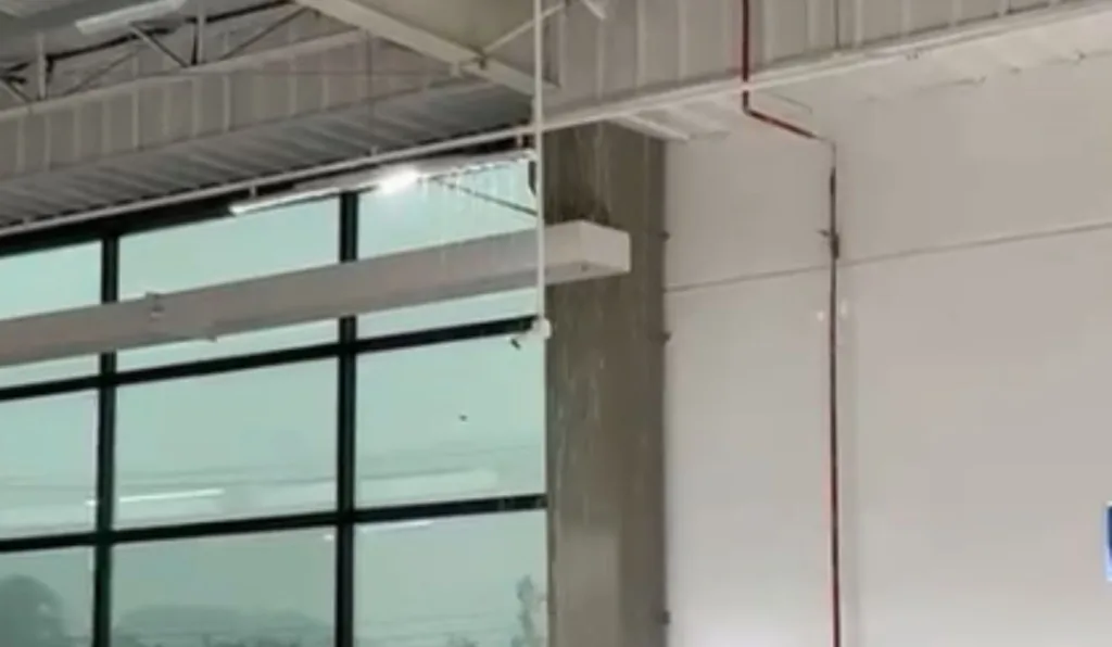 Chuva causa alagamento dentro de supermercado em Curitiba