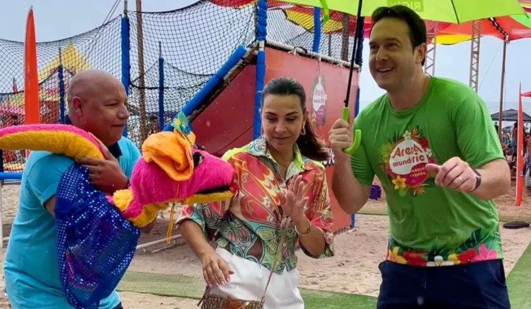 Edu Ribeiro com os apresentadores da A Hora da Venenosa