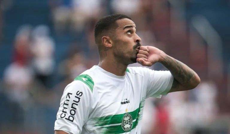 Dellatorre comemora gol do Coritiba contra o Paraná Clube