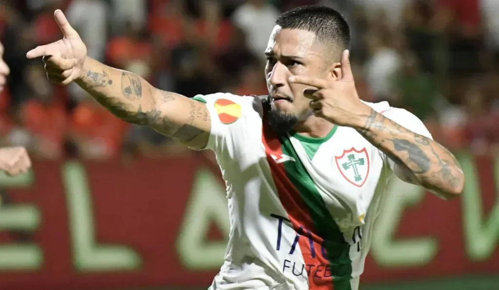 Athletico contrata atacante da Portuguesa