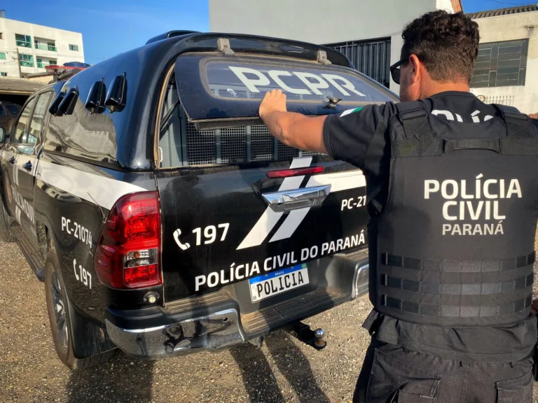 Policial civil fechando viatura da corporação