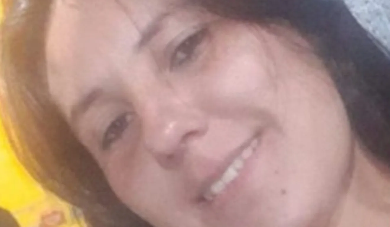 Mulher sorrindo para foto