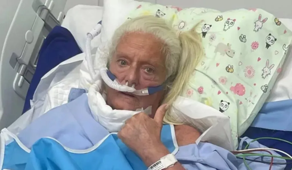 Idosa está internada em um hospital tailandês 