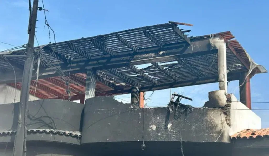 Avião cai em casa, pega fogo e deixa feridos; veja imagens