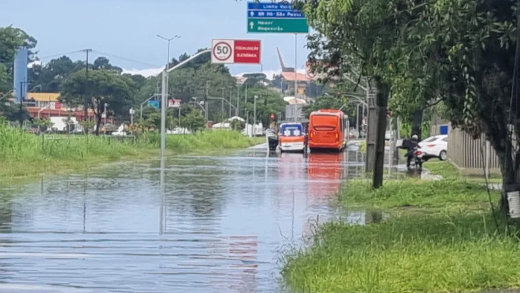 Imagens da chuva na Wenceslau Braz, no bairro Parolin, em Curitiba 