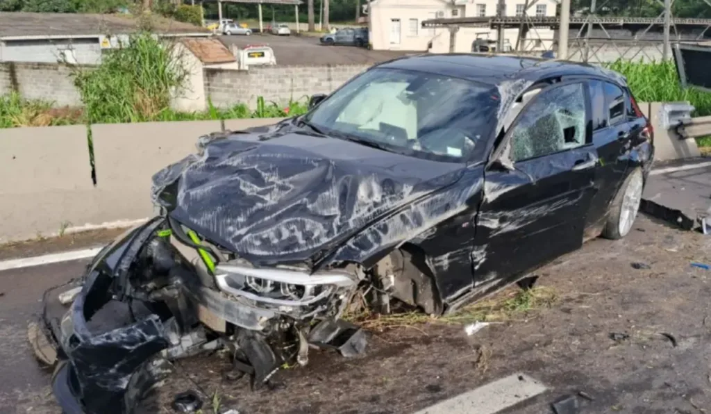 Celta envolvido em acidente com BMW, após colisão no Contorno Norte de Curitiba