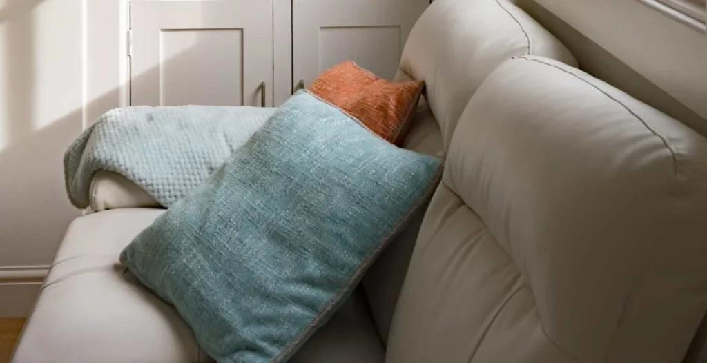 Sofá em uma sala simples, ilustrando o local onde um homem foi encontrado morto após descansar na casa do pai em Goioxim.