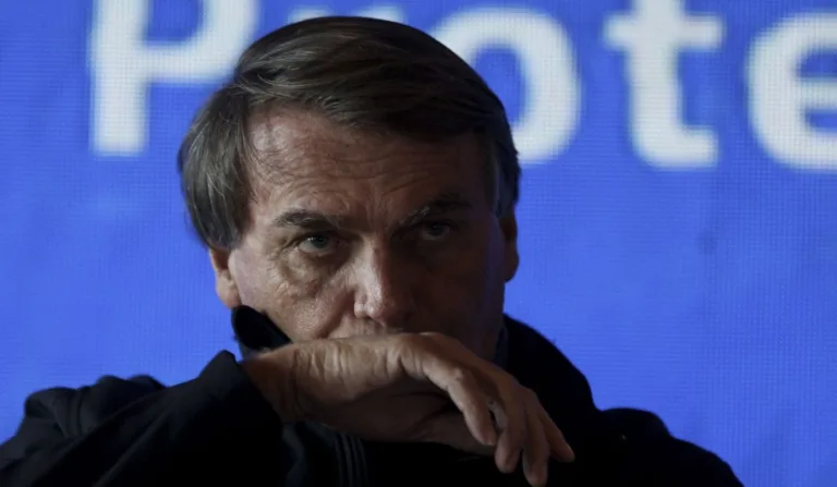 Bolsonaro com a mão na boca.