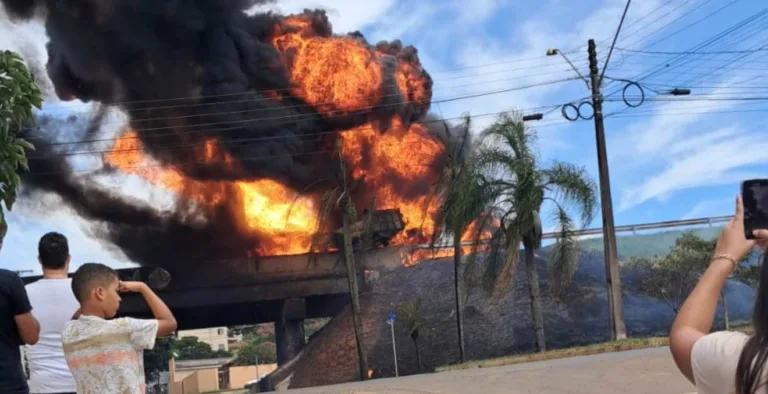 Logo após o impacto, uma explosão de grandes proporções consumiu os veículos e interditou a rodovia.