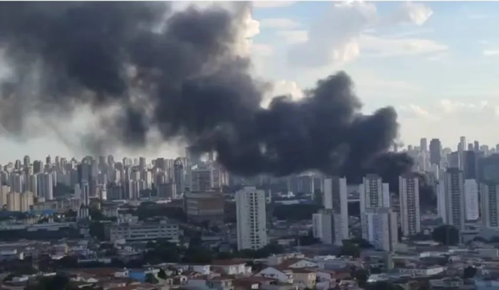 Incêndio atingindo fábrica em são paulo