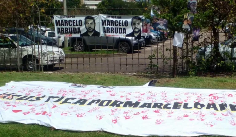 Família faz homenagens para Marcelo Arruda em frente ao Tribunal do Júri