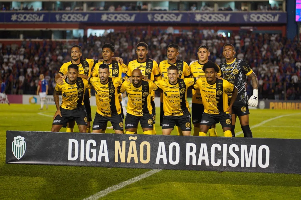 Time do Cascavel em campanha contra o racismo.