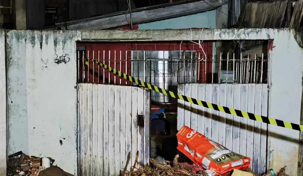 Fachada da casa onde mulher foi esfaqueada pelo marido.
