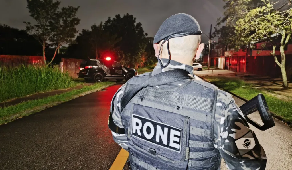 Policial da RONE perto da residência em que homem tentou estuprar uma adolescente