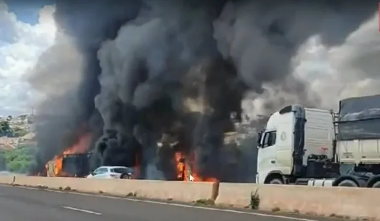 caminhões incendiados