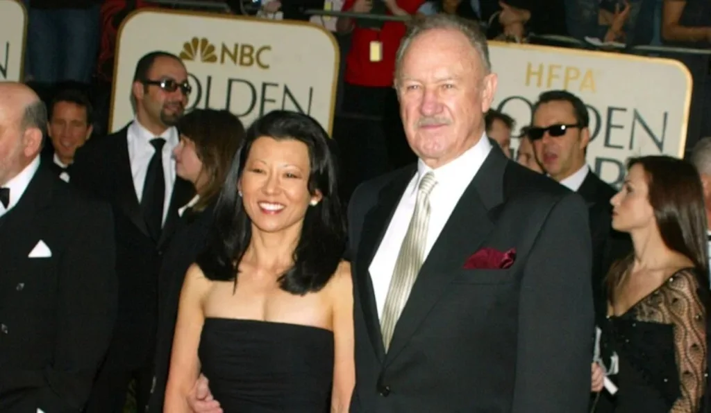 Gene Hackman e Betsy Arakawa, fotografados no Globo de Ouro em Beverly Hills.