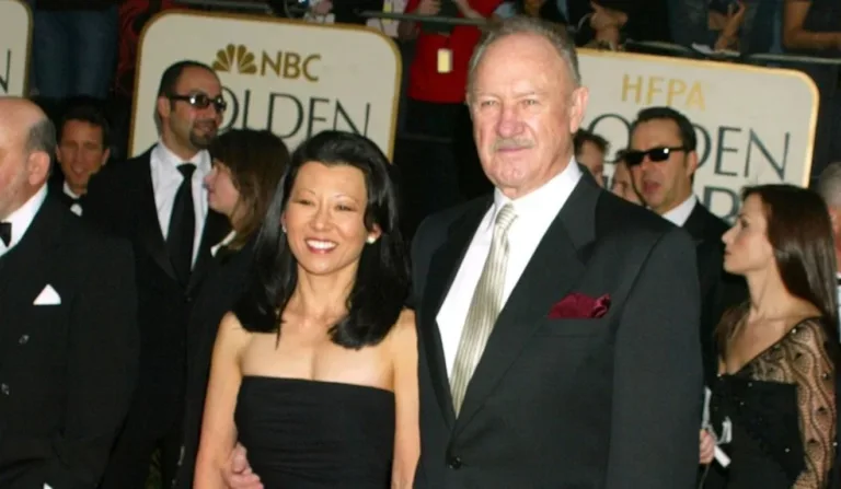 Gene Hackman e Betsy Arakawa, fotografados no Globo de Ouro em Beverly Hills.