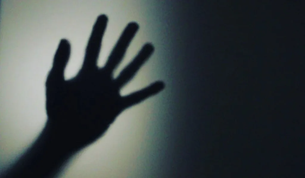 Mão em preto e branco