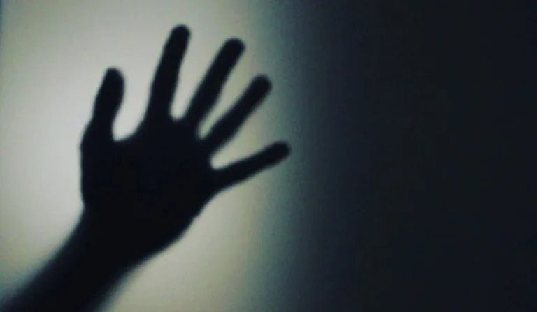 Mão em preto e branco