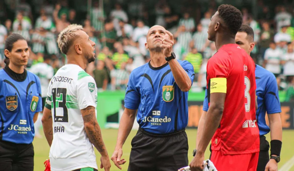 Sorteio de bola ou campo no primeiro Atletiba de 2025.
