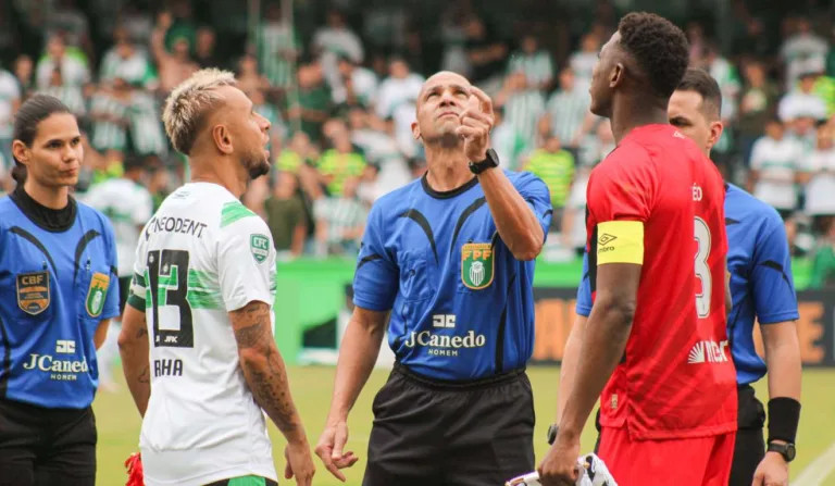 Sorteio de bola ou campo no primeiro Atletiba de 2025.