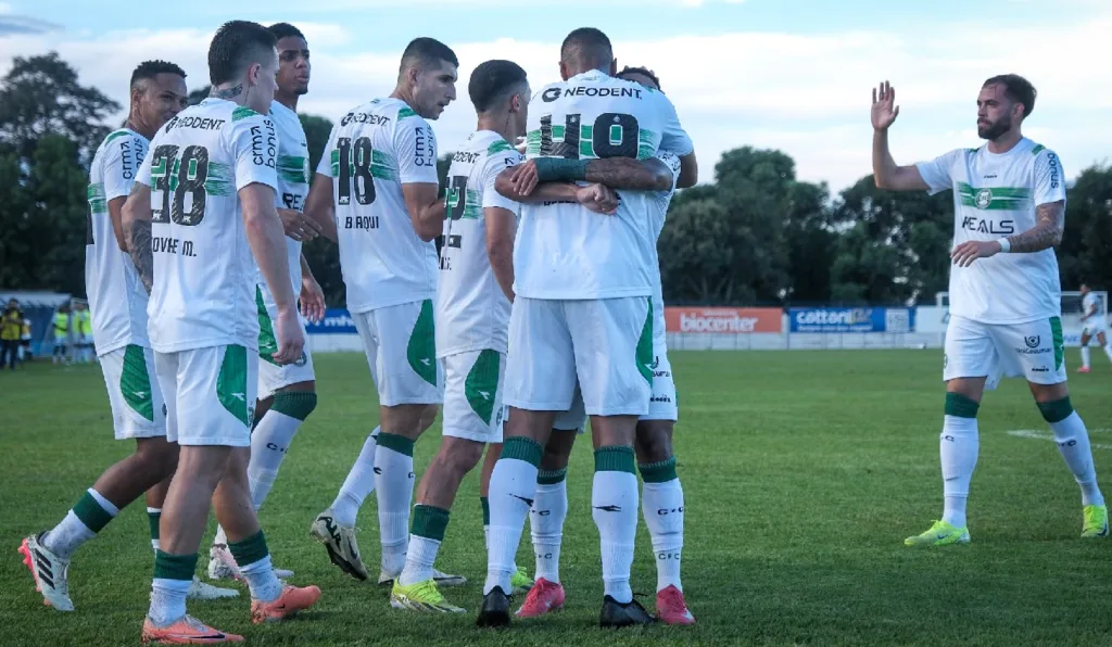 Jogadores do Coritiba comemoram gol contra o Azuriz