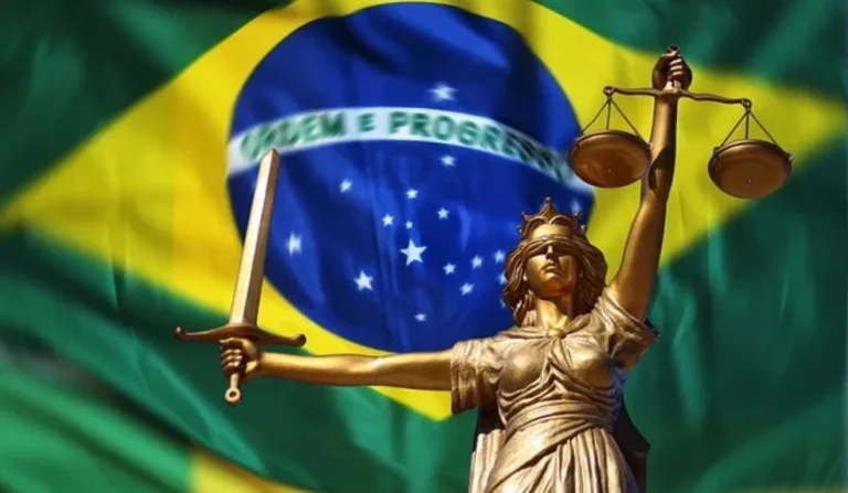 estátua de justiça na frente da bandeira do brasil