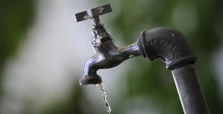 Torneira aberta, desperdício certo! Cada gota conta na luta contra a crise hídrica.