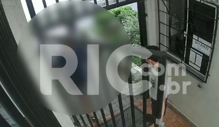 Um homem e uma mulher passaram pelo portal antes do adolescente desaparecer (Foto: reprodução / câmera de segurança)