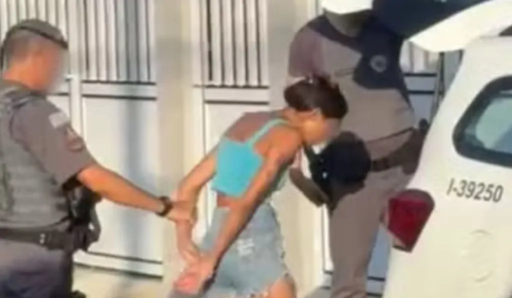 mulher que queimou genitalia de criança sendo presa