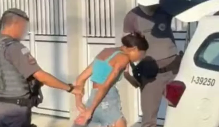 mulher que queimou genitalia de criança sendo presa