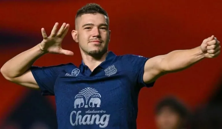 Bissoli comemora gol na Tailândia.