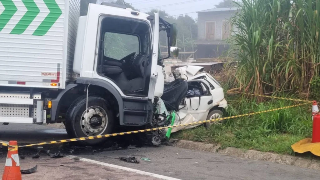 Casal morre em grave acidente entre carro e caminhão na Rodovia do Xisto