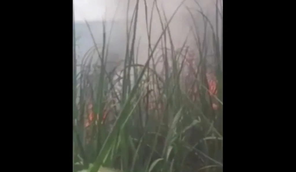 Local da queda de avião em São Paulo, com focos de incêndio