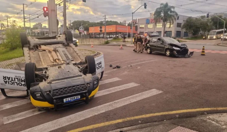Viatura se envolveu em acidente em cruzamento com semáforo, em São José dos Pinhais