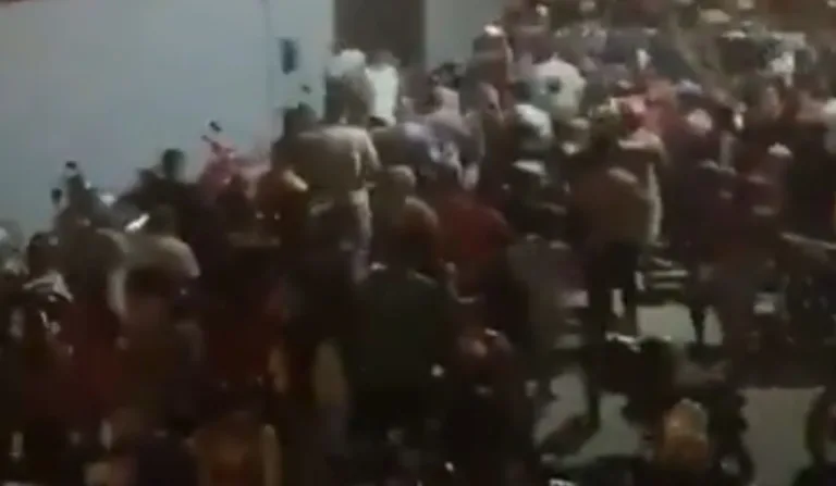 população linchando o suspeito