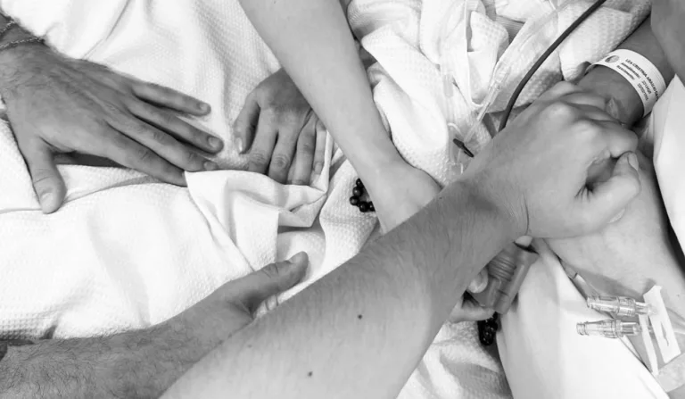 Imagem publicada nas redes sociais da Lexa que mostra algumas pessoas segurando sua mão.