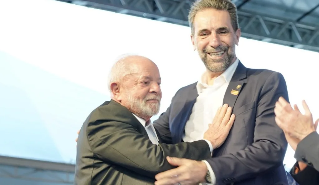 diretor-geral da itaipu ao lado do presidente lula