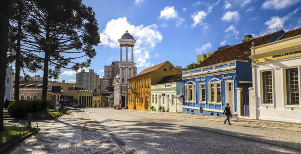 Autoridades e especialistas reunidos em comissão para debater a revitalização do centro de Curitiba.