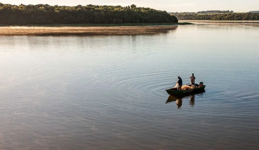 Pescadores no reservatório de Itaipu