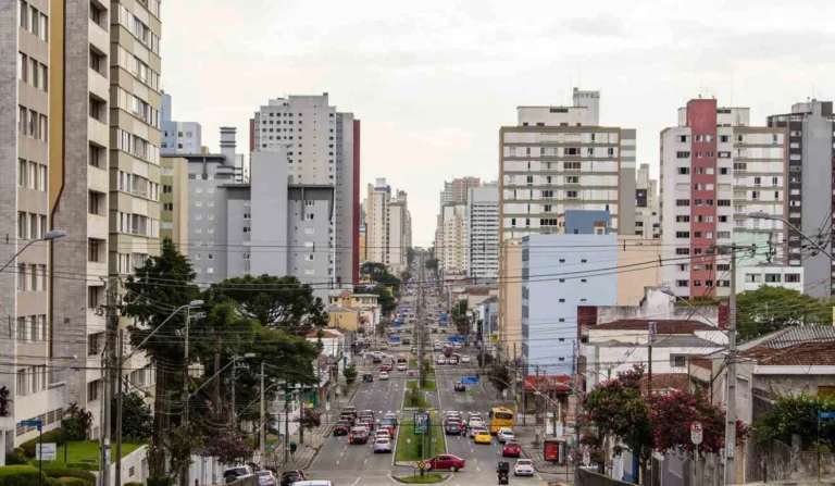 Carros passando em via